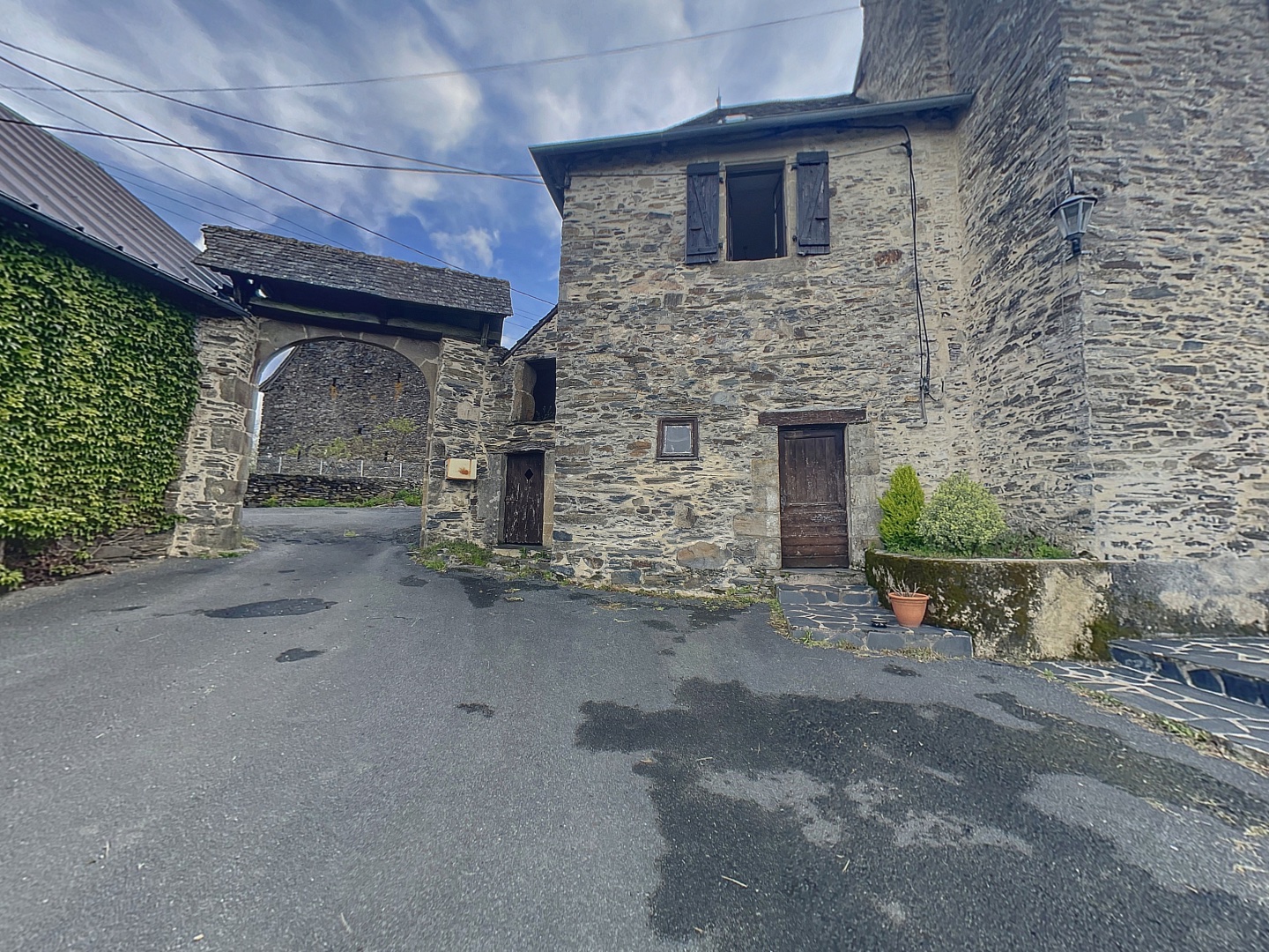 loading blurry tour image