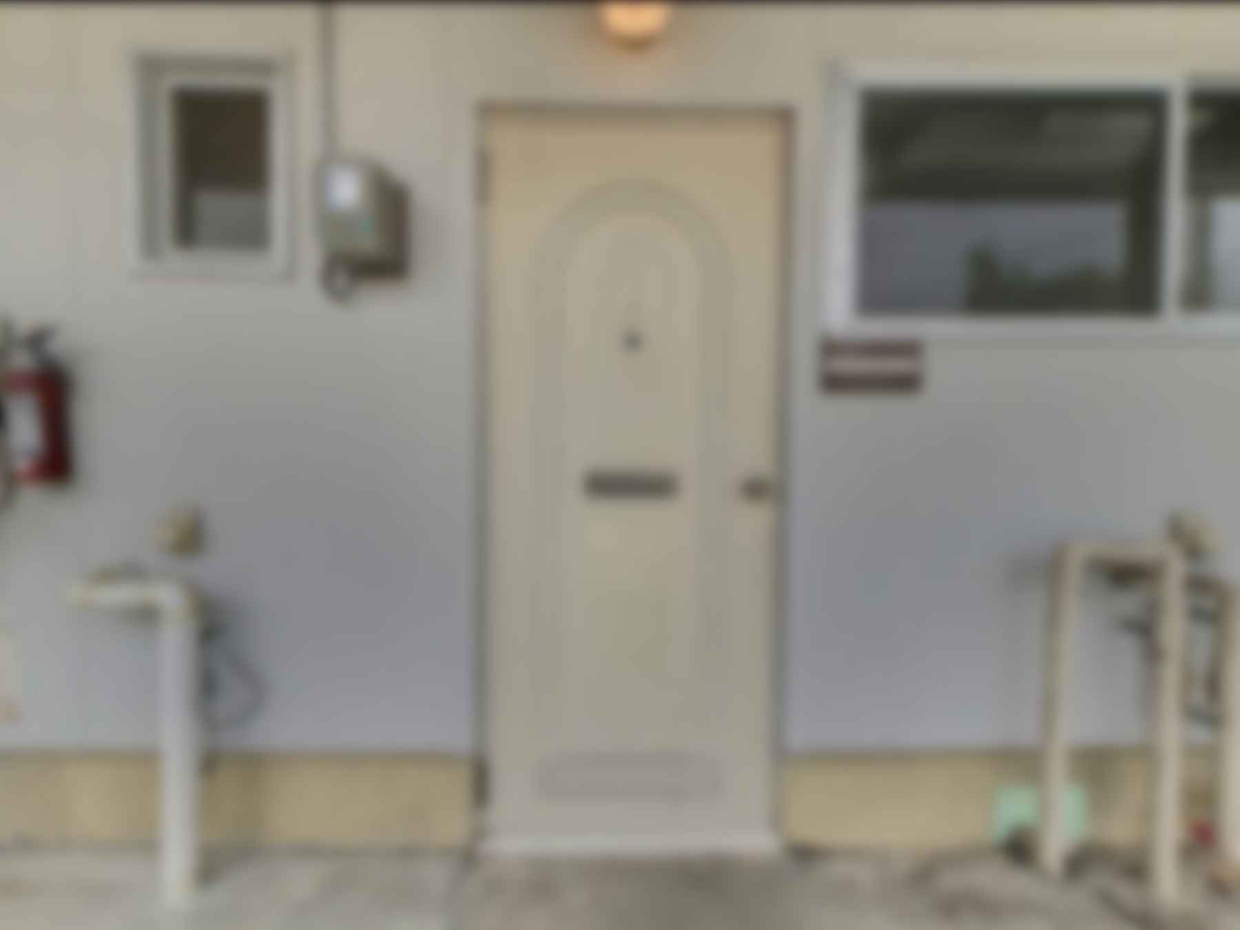 loading blurry tour image