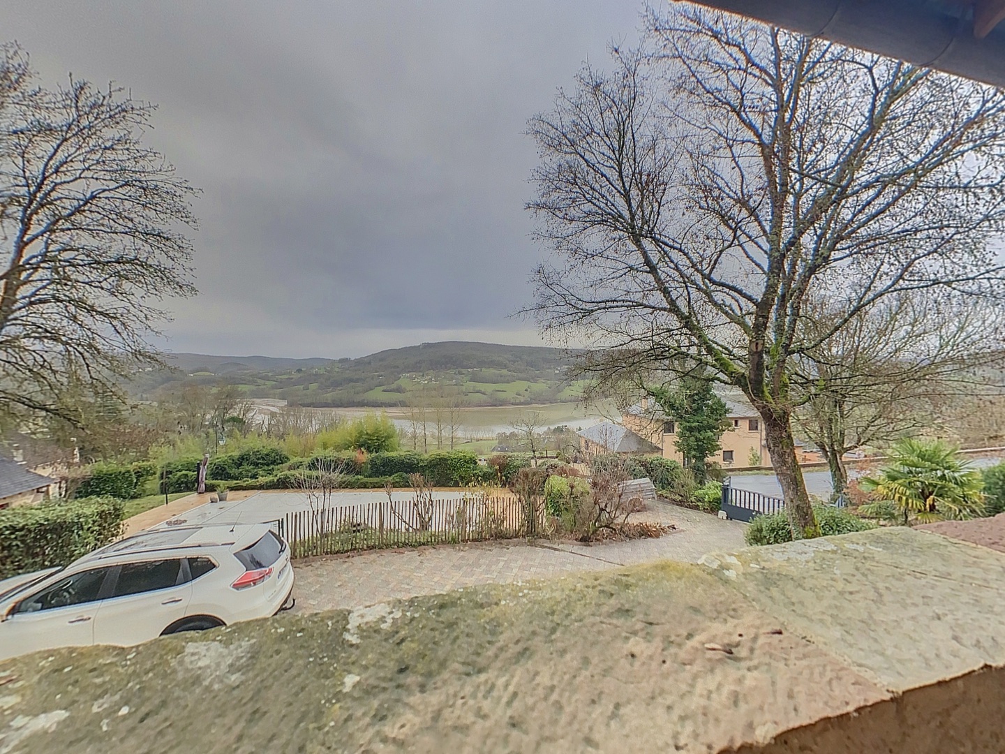 loading blurry tour image