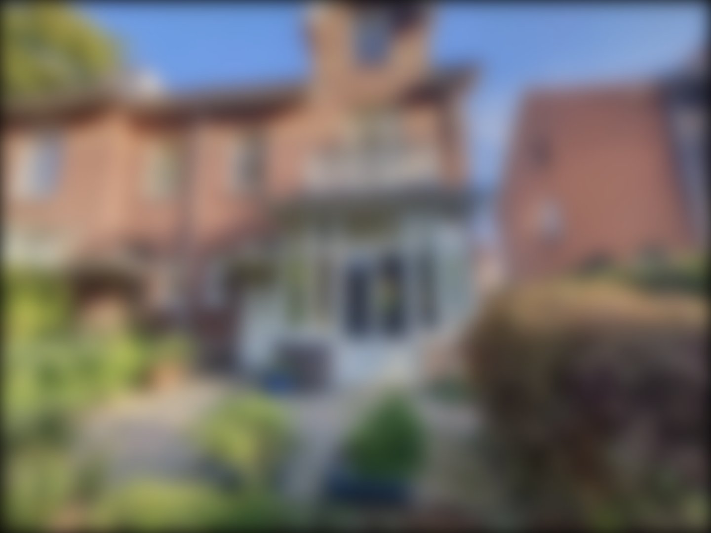 loading blurry tour image