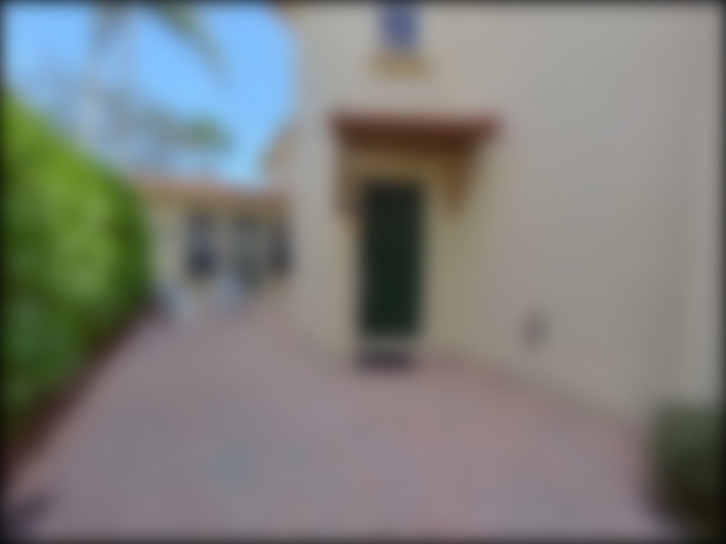 loading blurry tour image