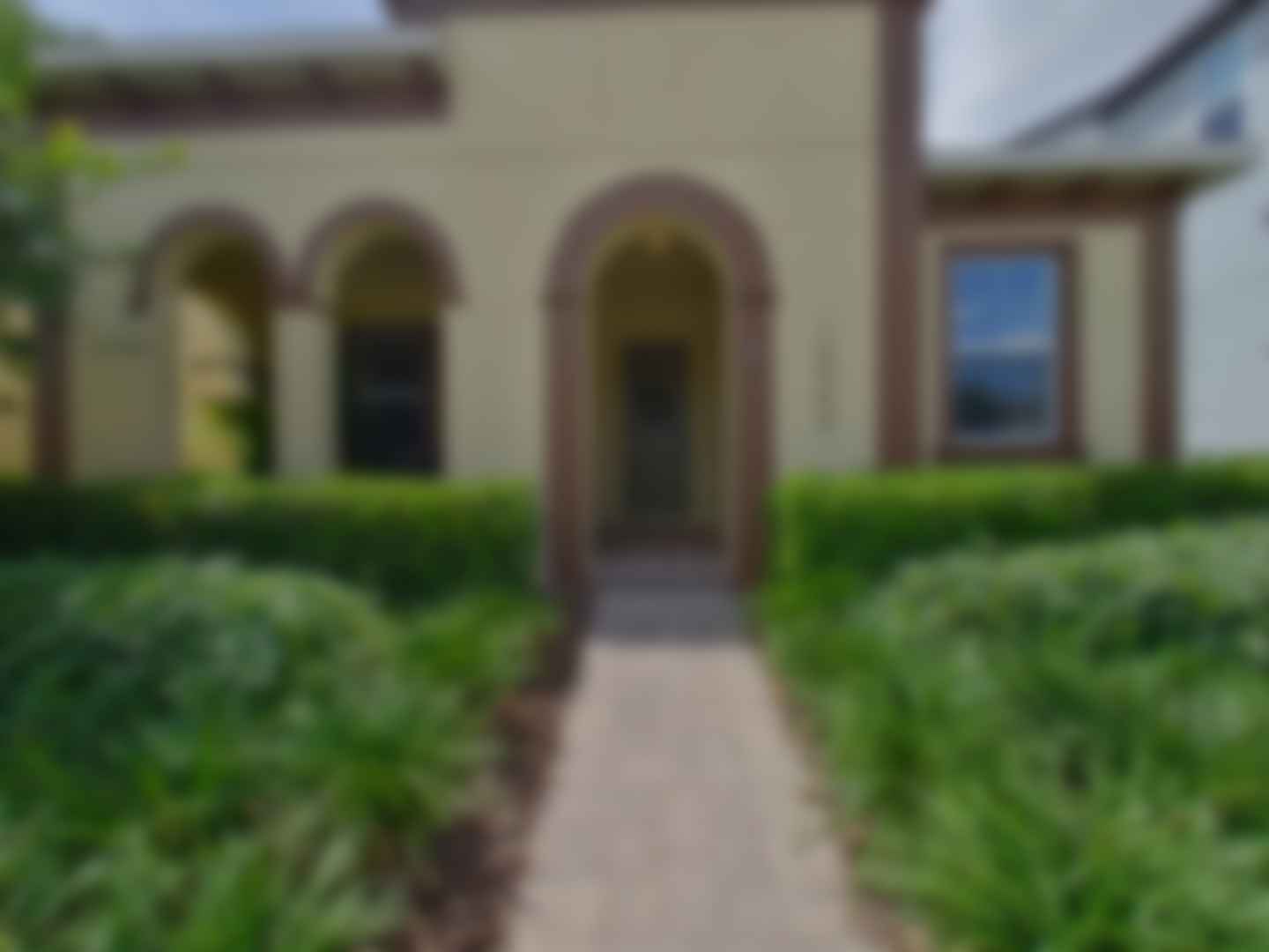 loading blurry tour image