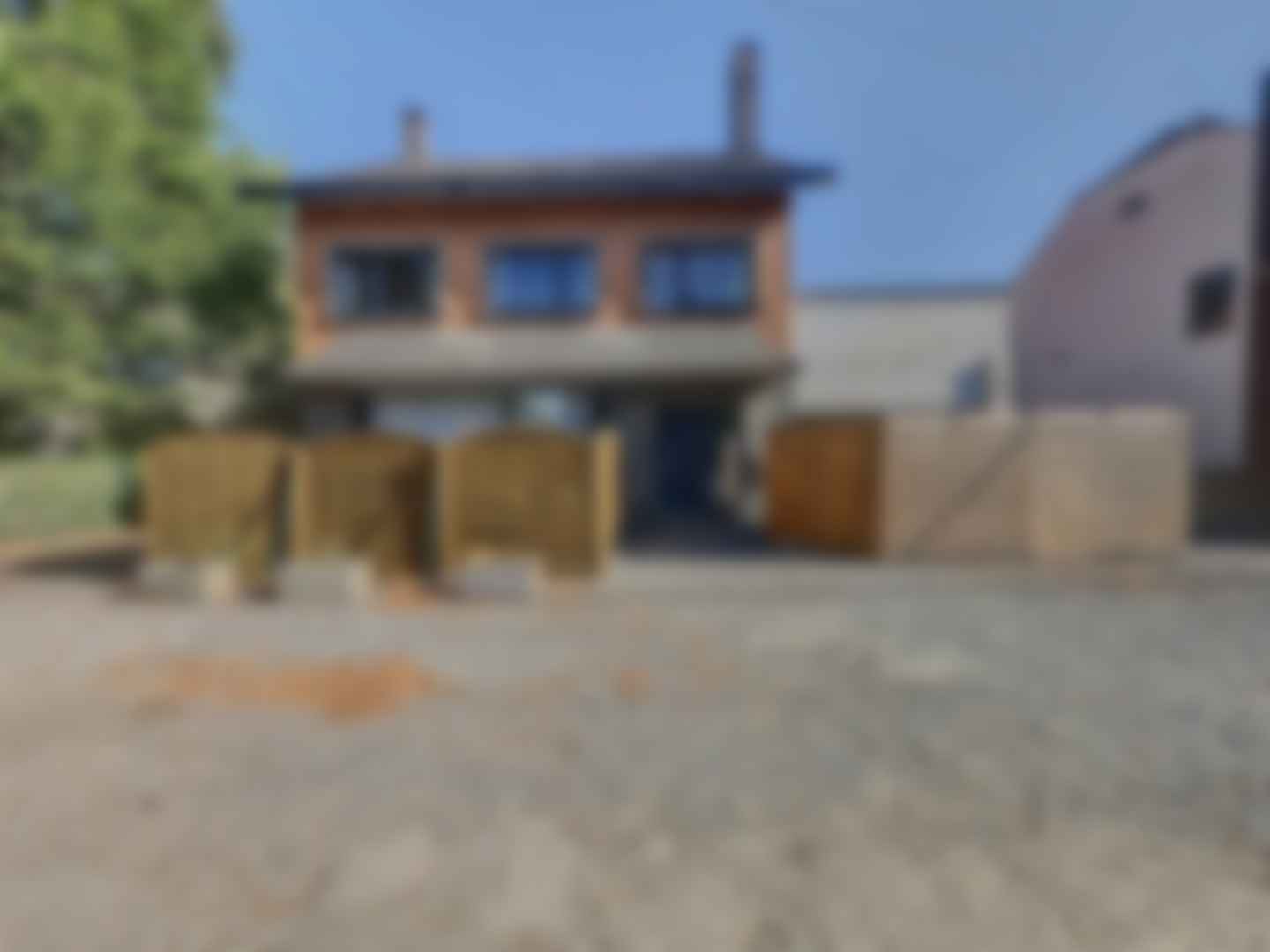 loading blurry tour image