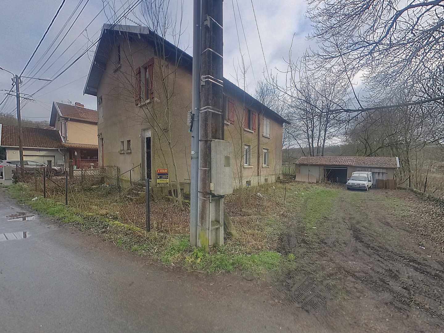 loading blurry tour image