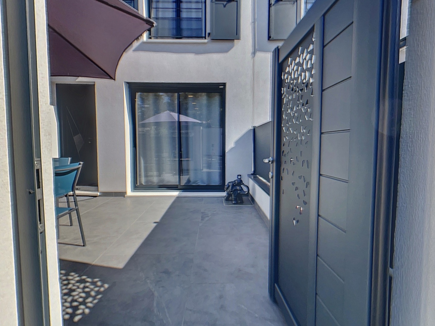 loading blurry tour image