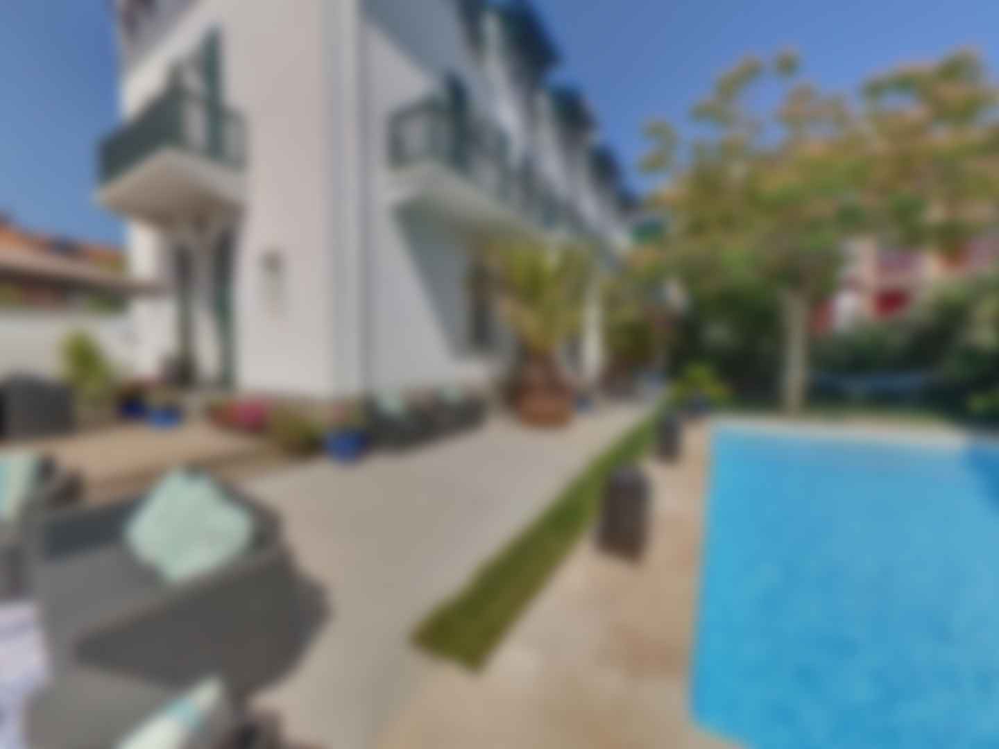 loading blurry tour image