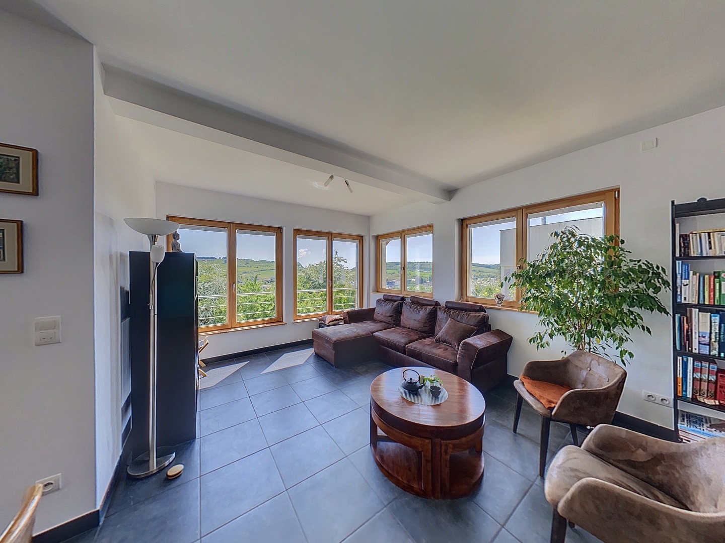 loading blurry tour image