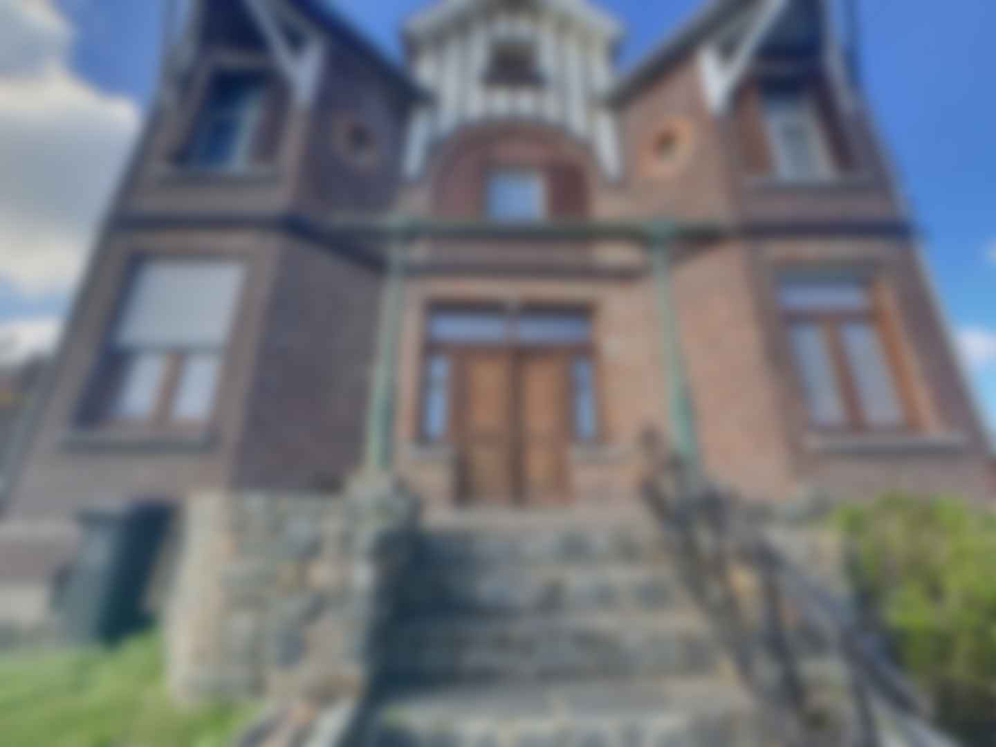 loading blurry tour image