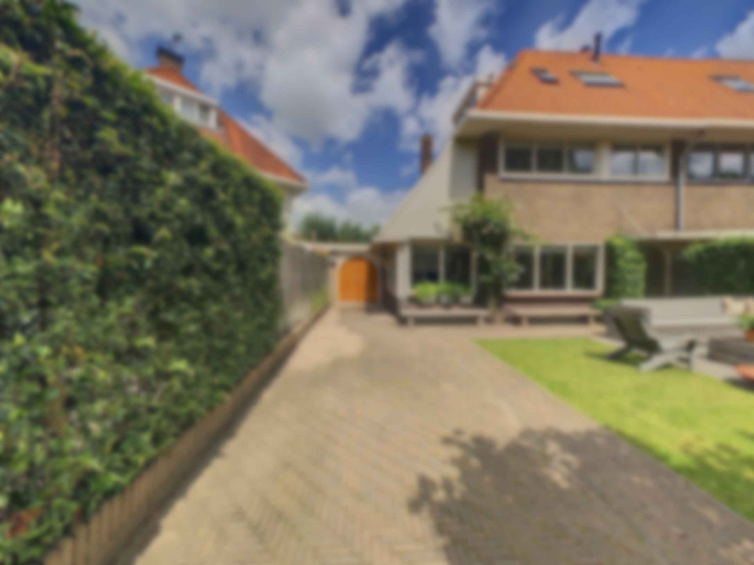 loading blurry tour image