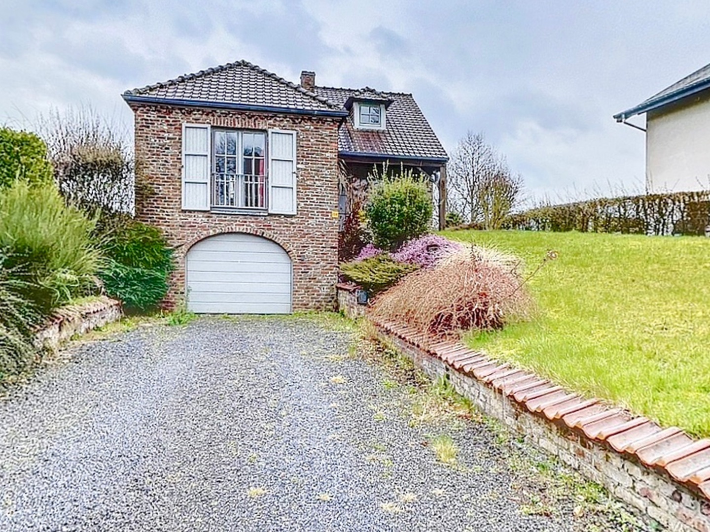 loading blurry tour image