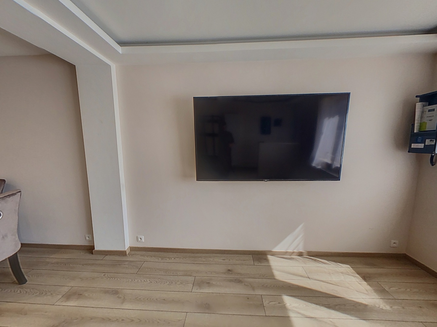 loading blurry tour image