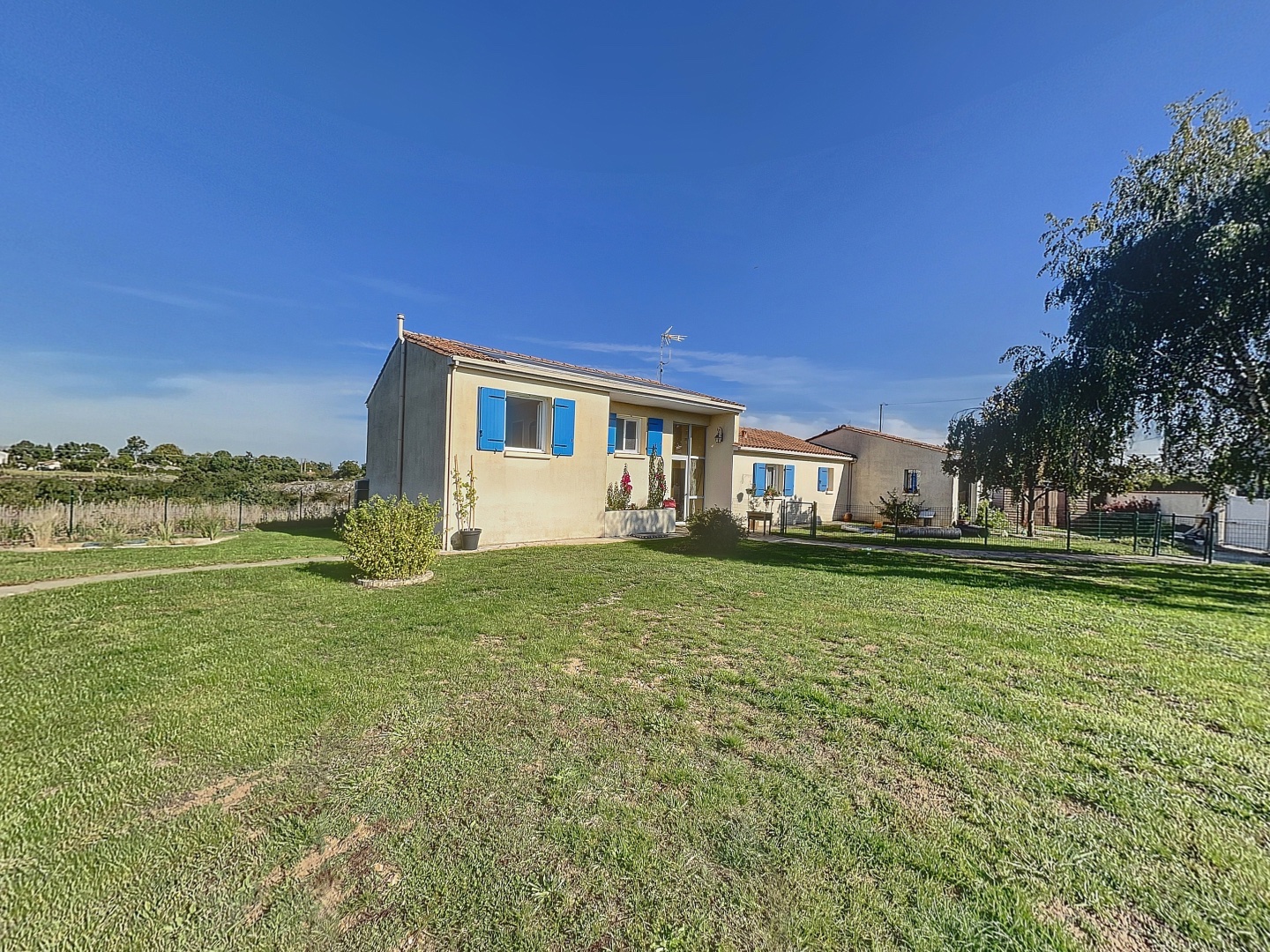 loading blurry tour image