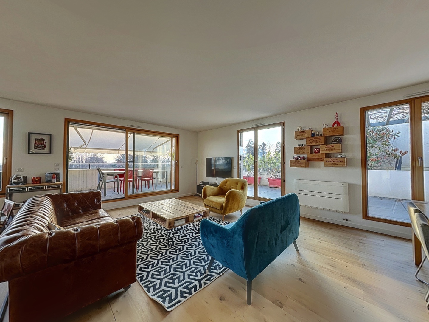 loading blurry tour image