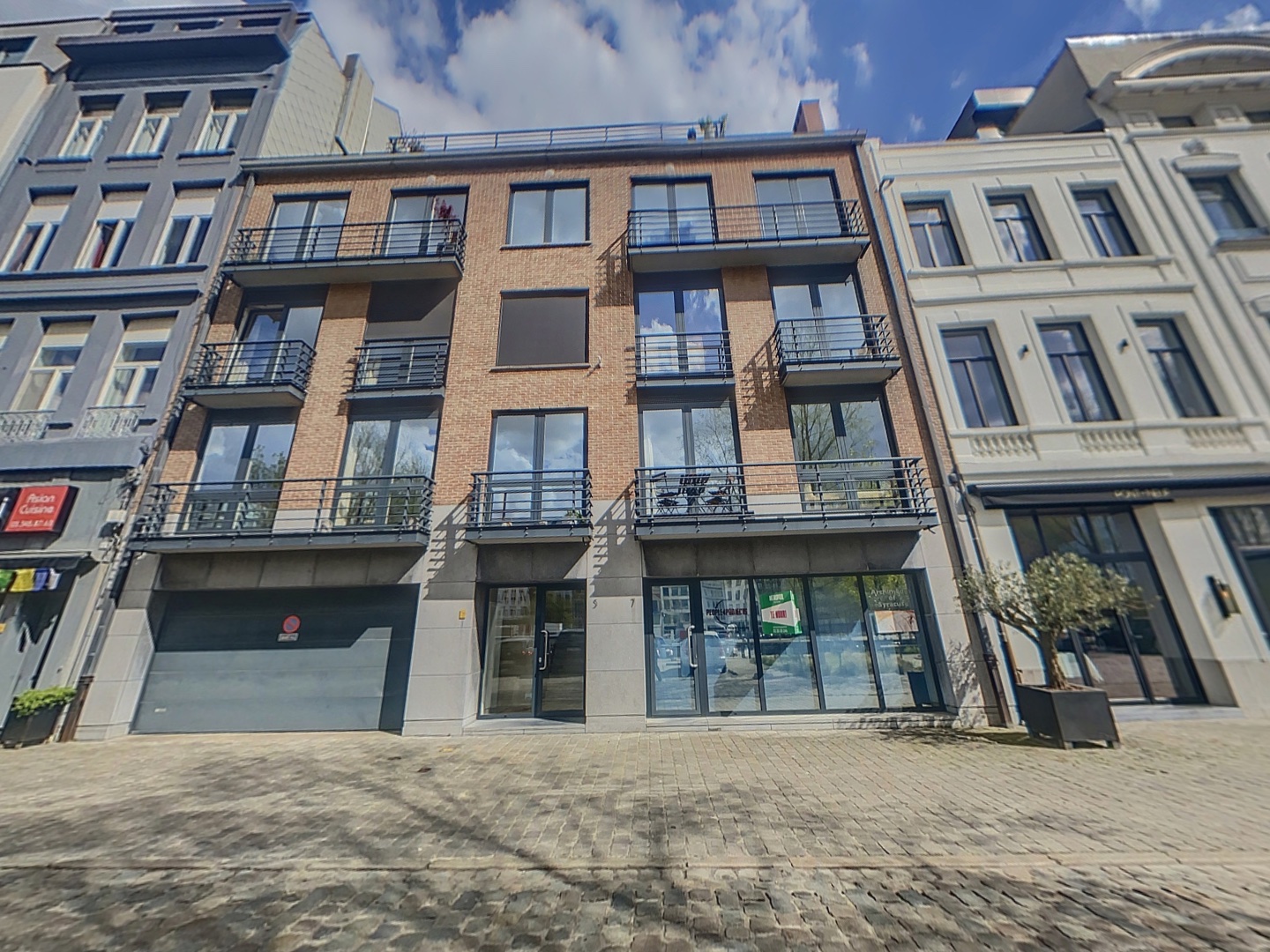 loading blurry tour image