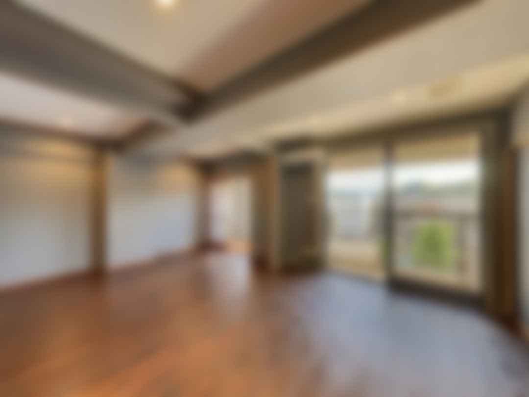 loading blurry tour image