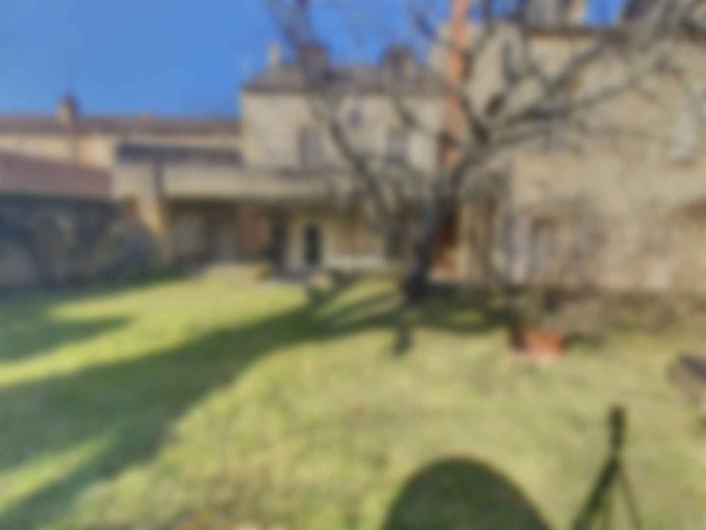 loading blurry tour image