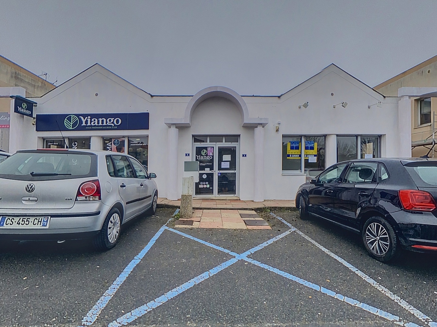 loading blurry tour image