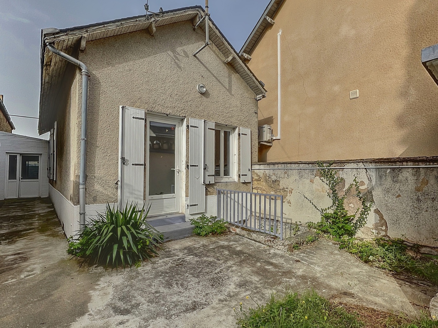 loading blurry tour image