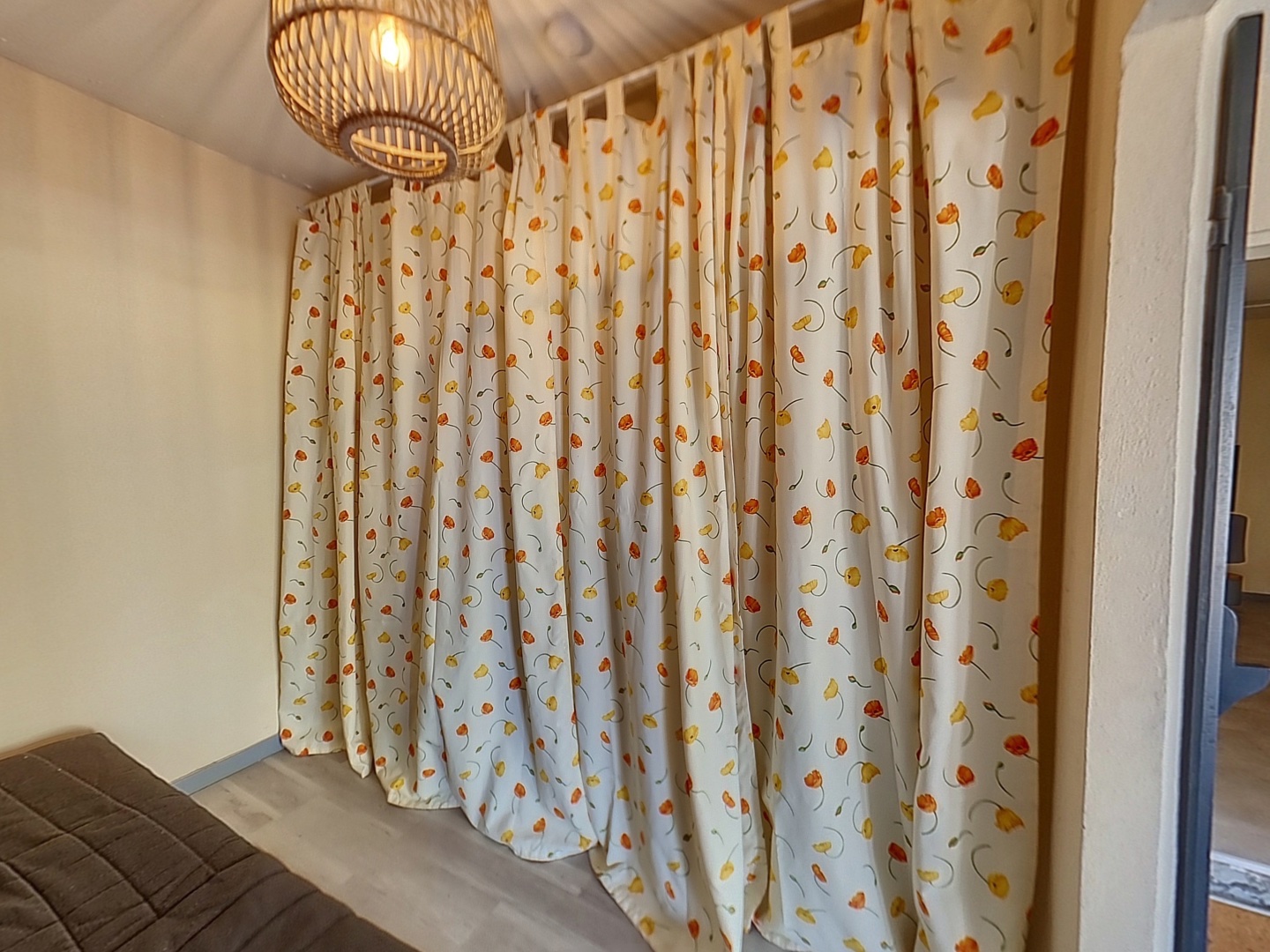 loading blurry tour image