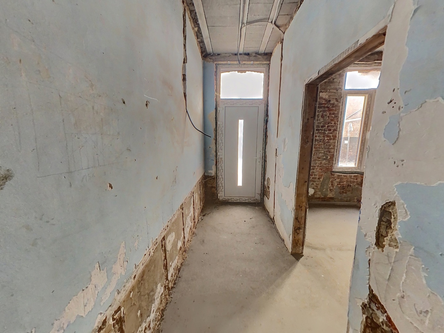 loading blurry tour image