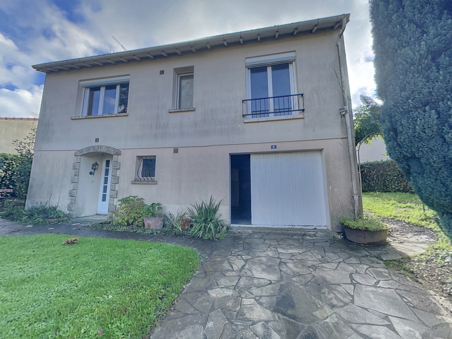 loading blurry tour image