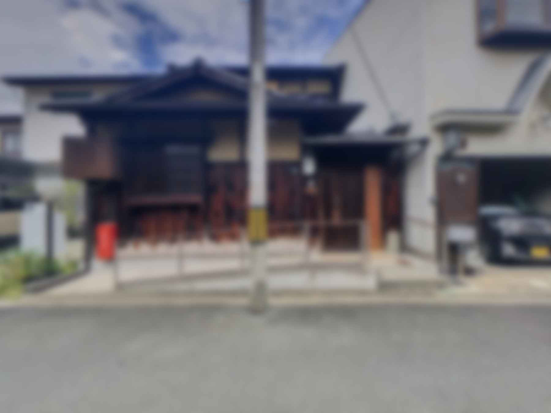 loading blurry tour image