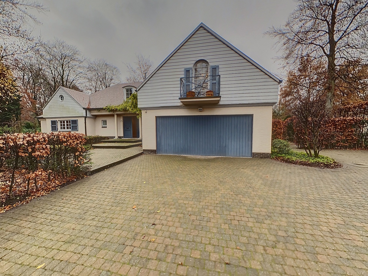 loading blurry tour image