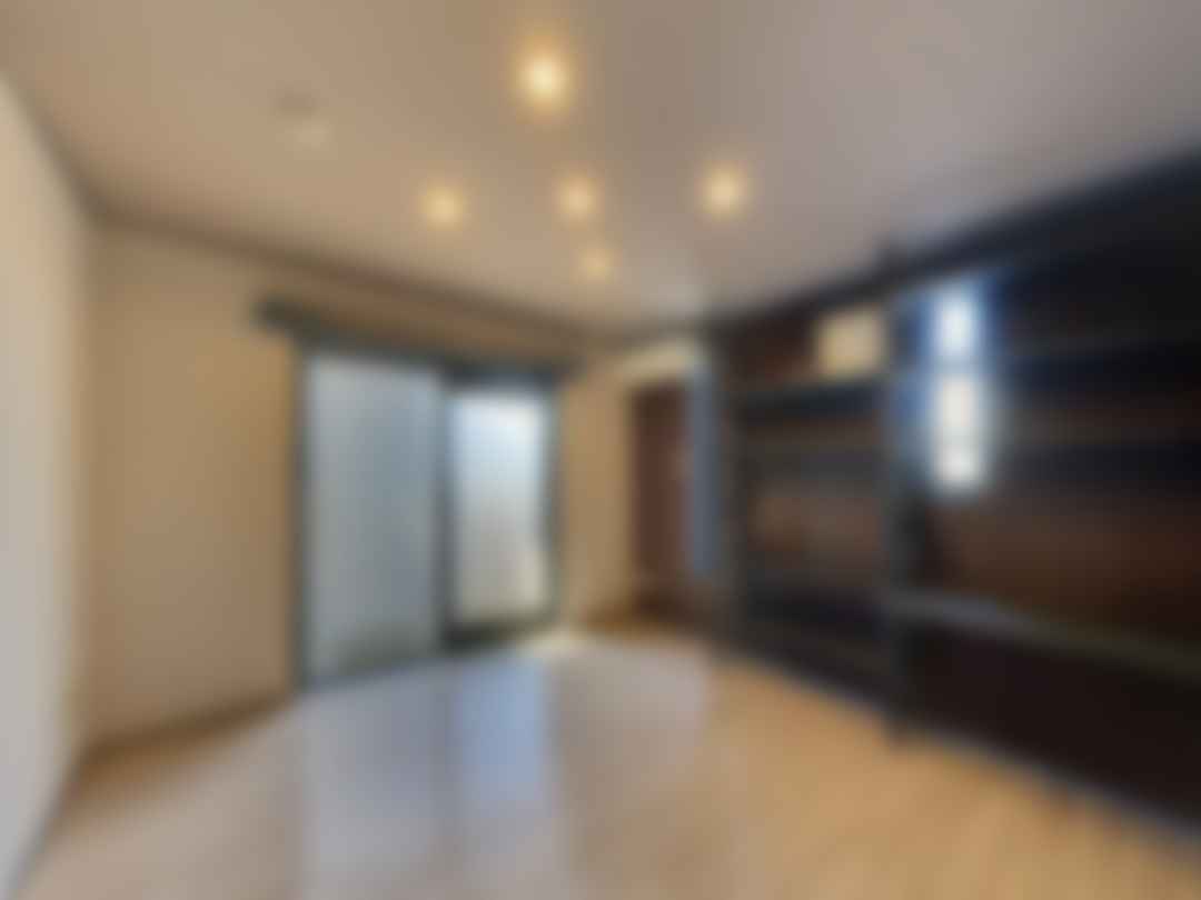 loading blurry tour image