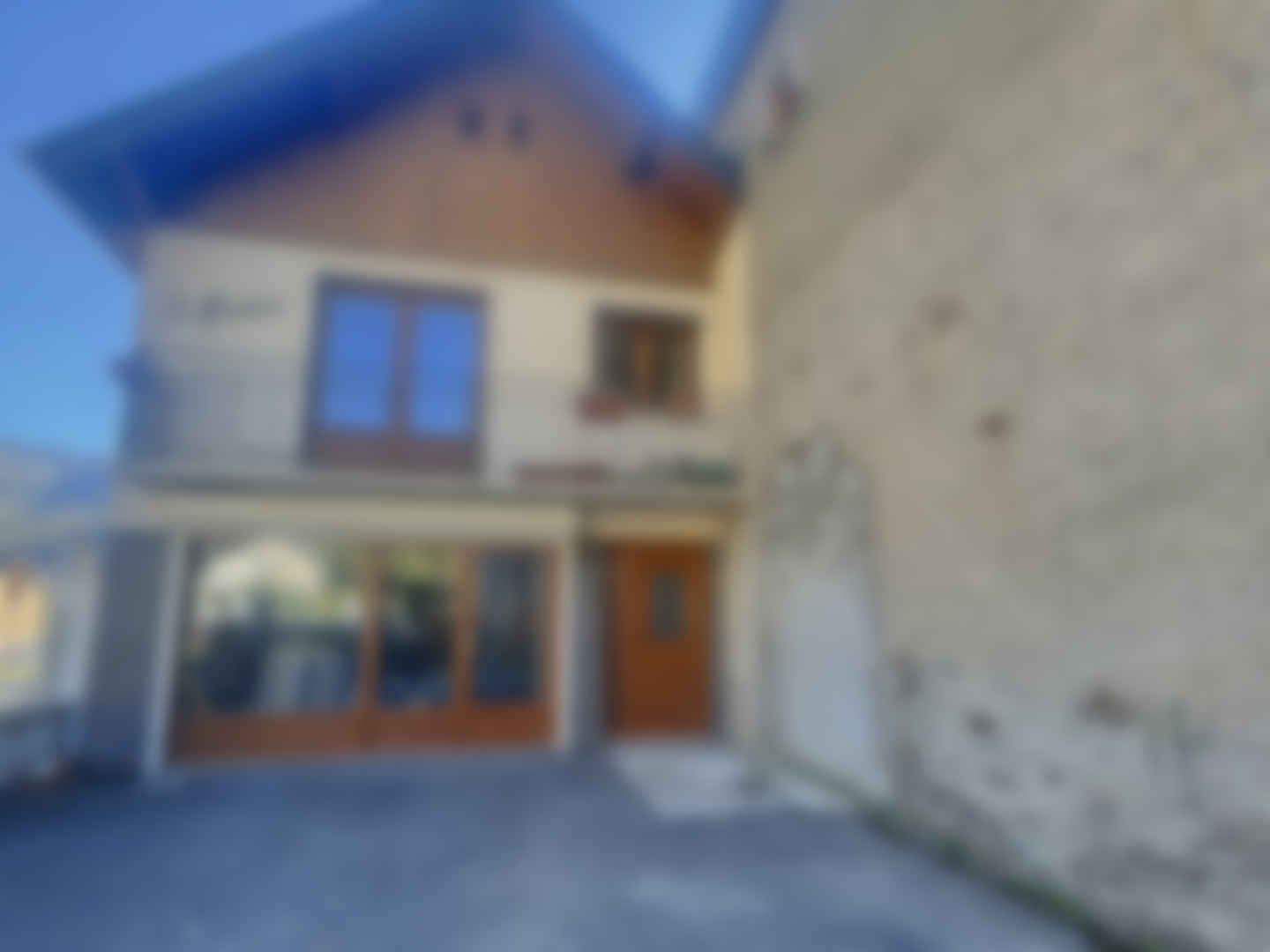 loading blurry tour image