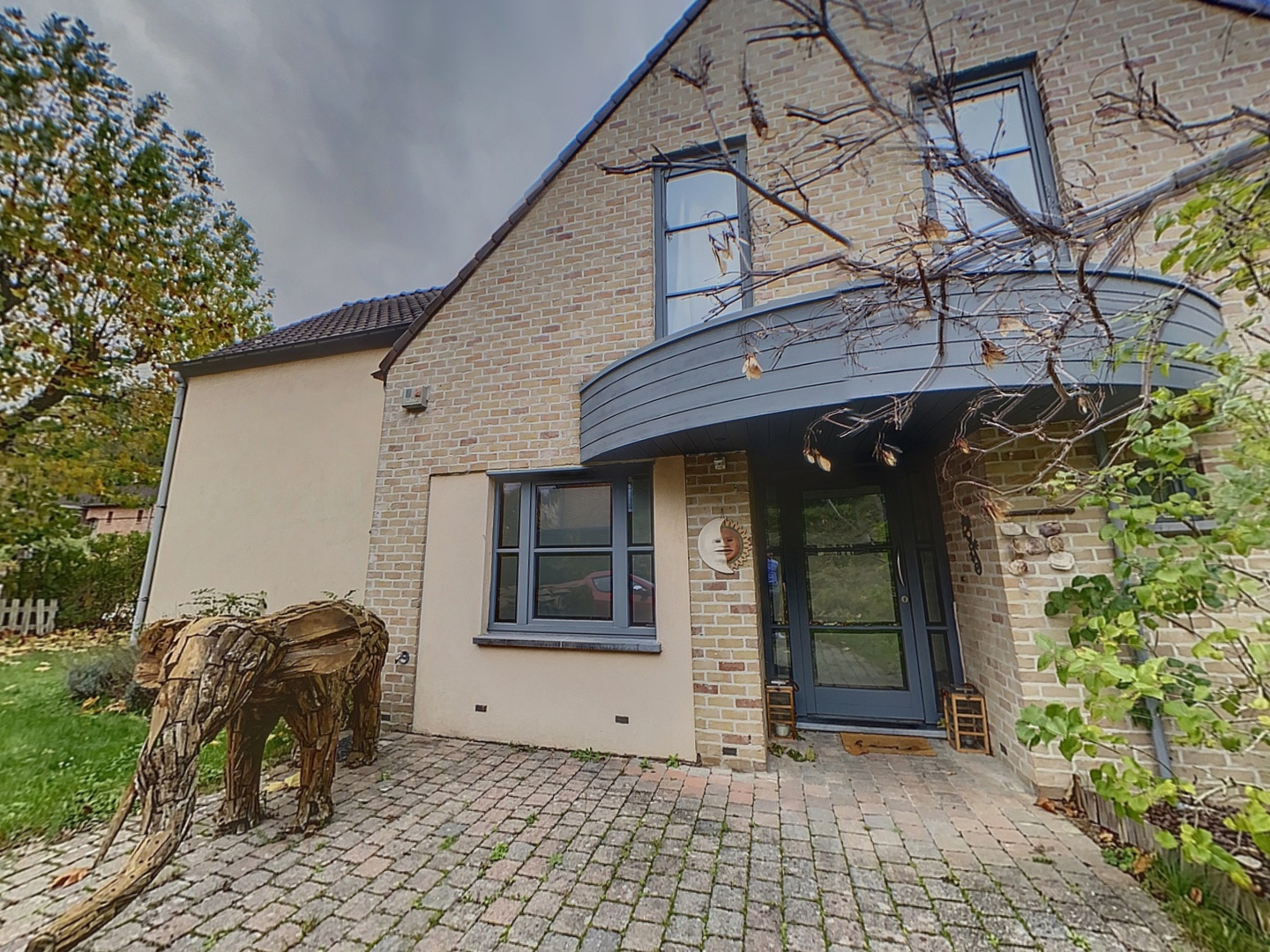 loading blurry tour image