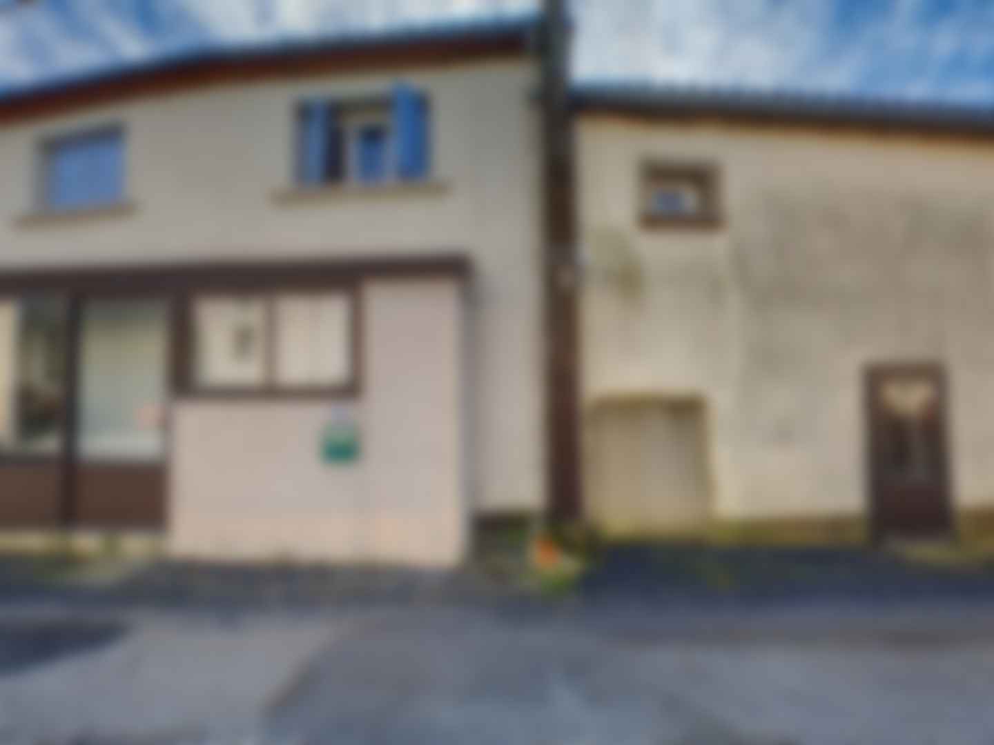 loading blurry tour image