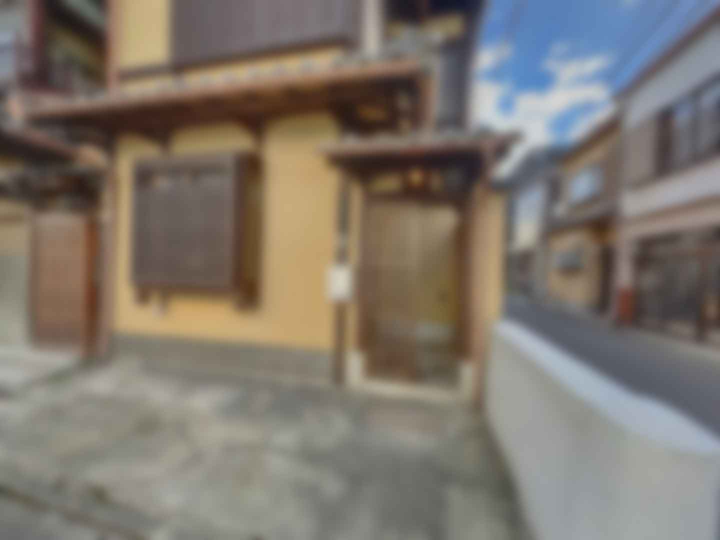 loading blurry tour image