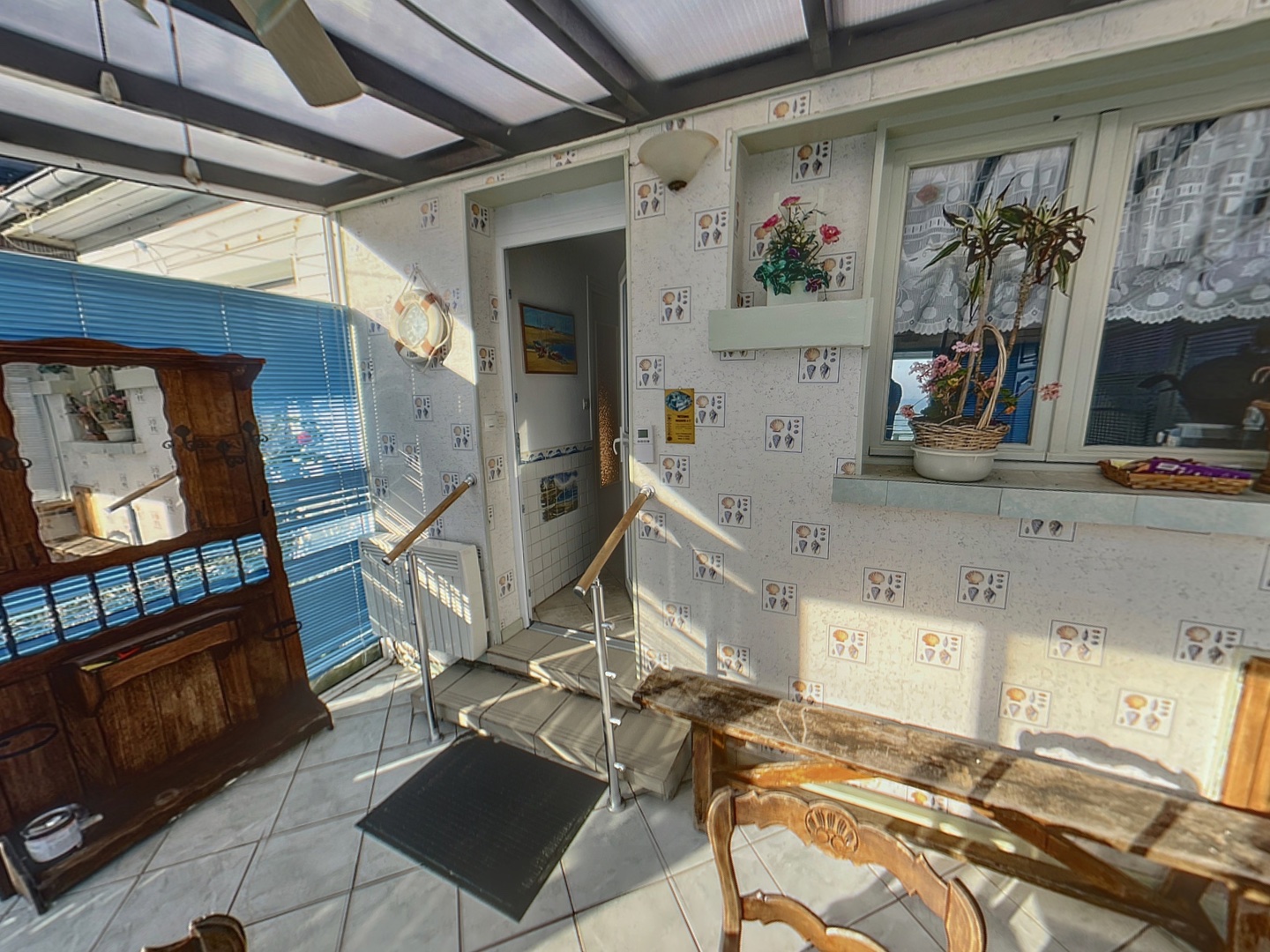 loading blurry tour image