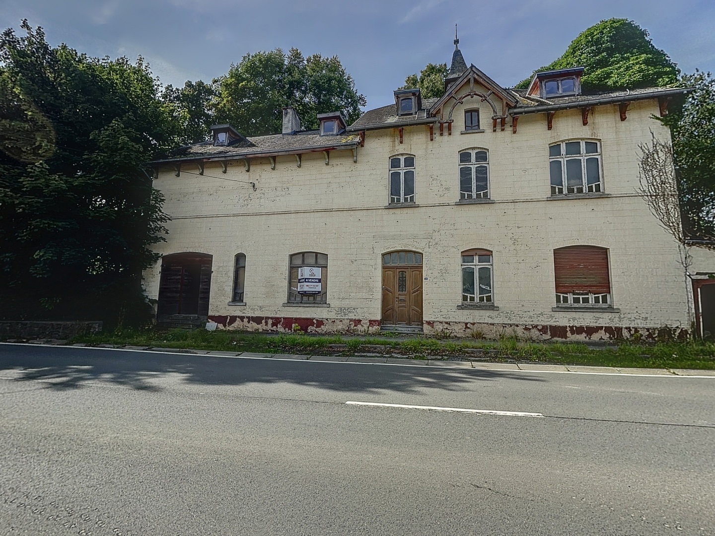 loading blurry tour image