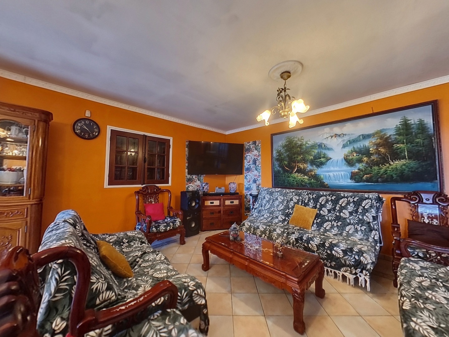 loading blurry tour image