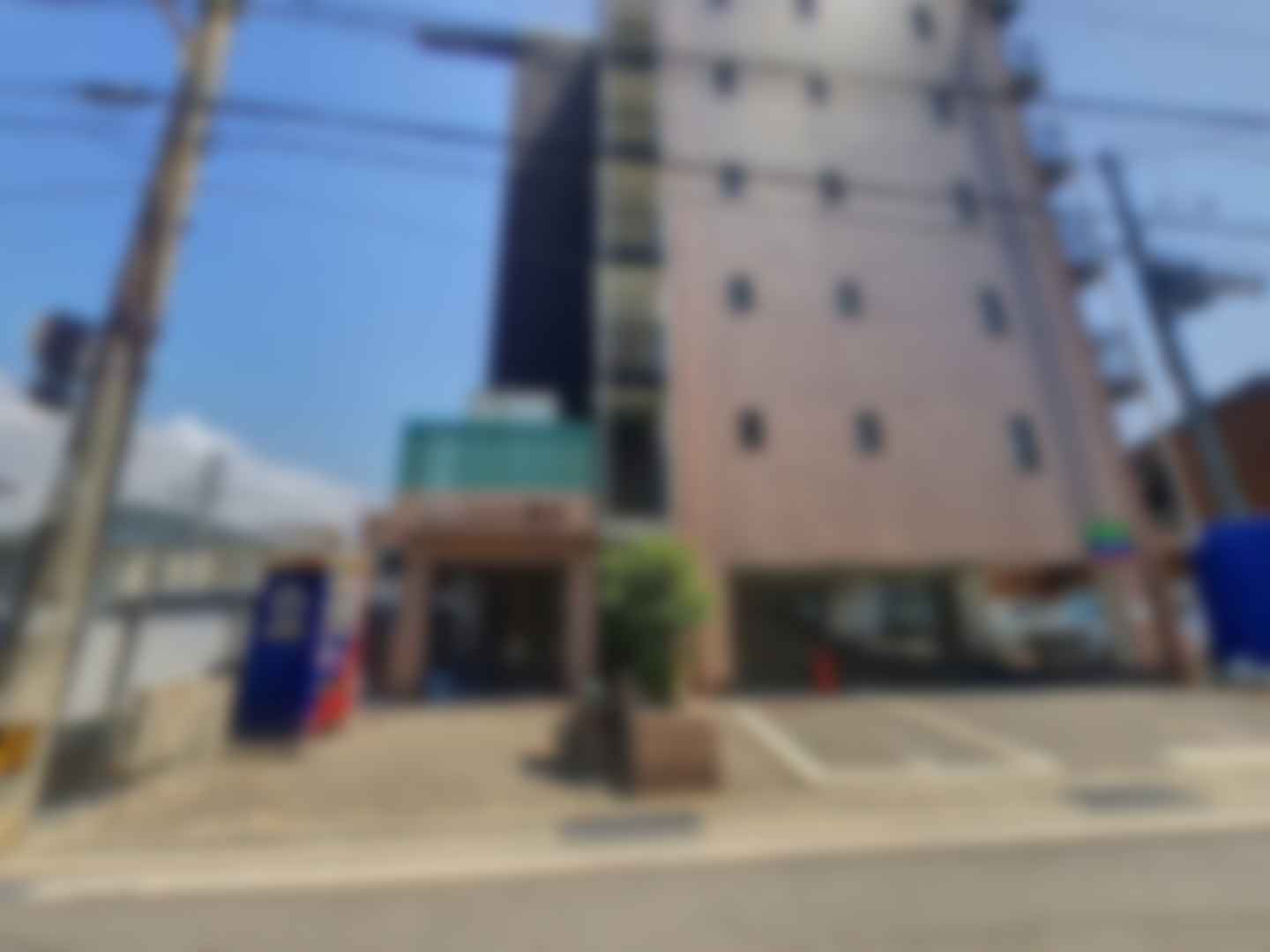 loading blurry tour image