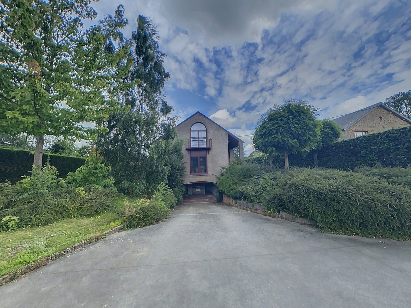 loading blurry tour image