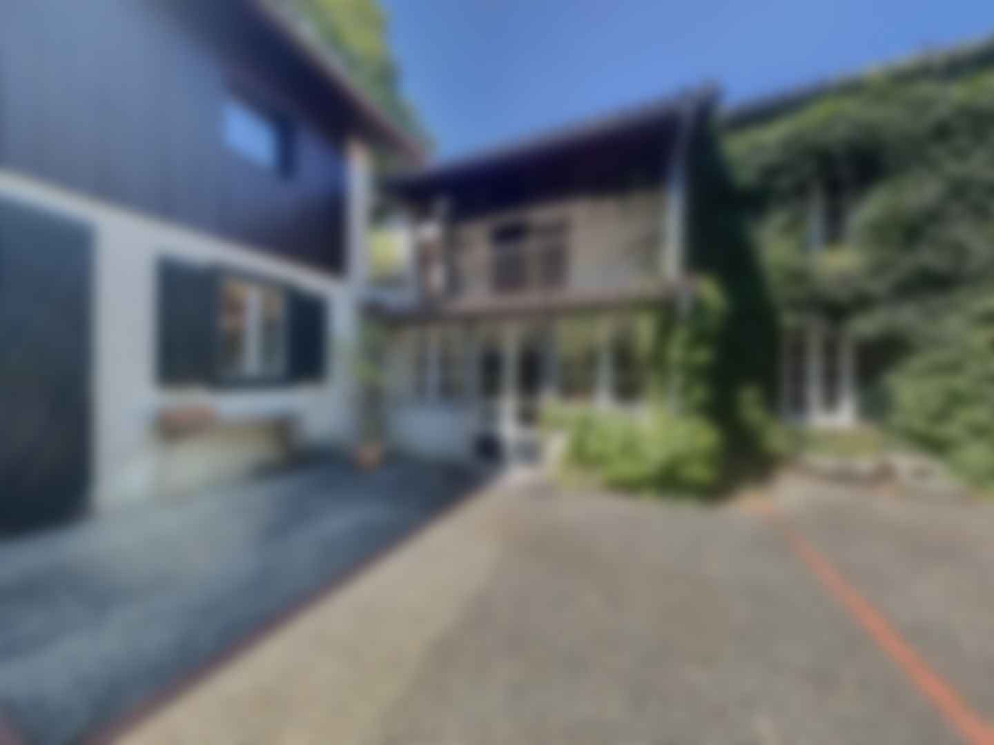 loading blurry tour image