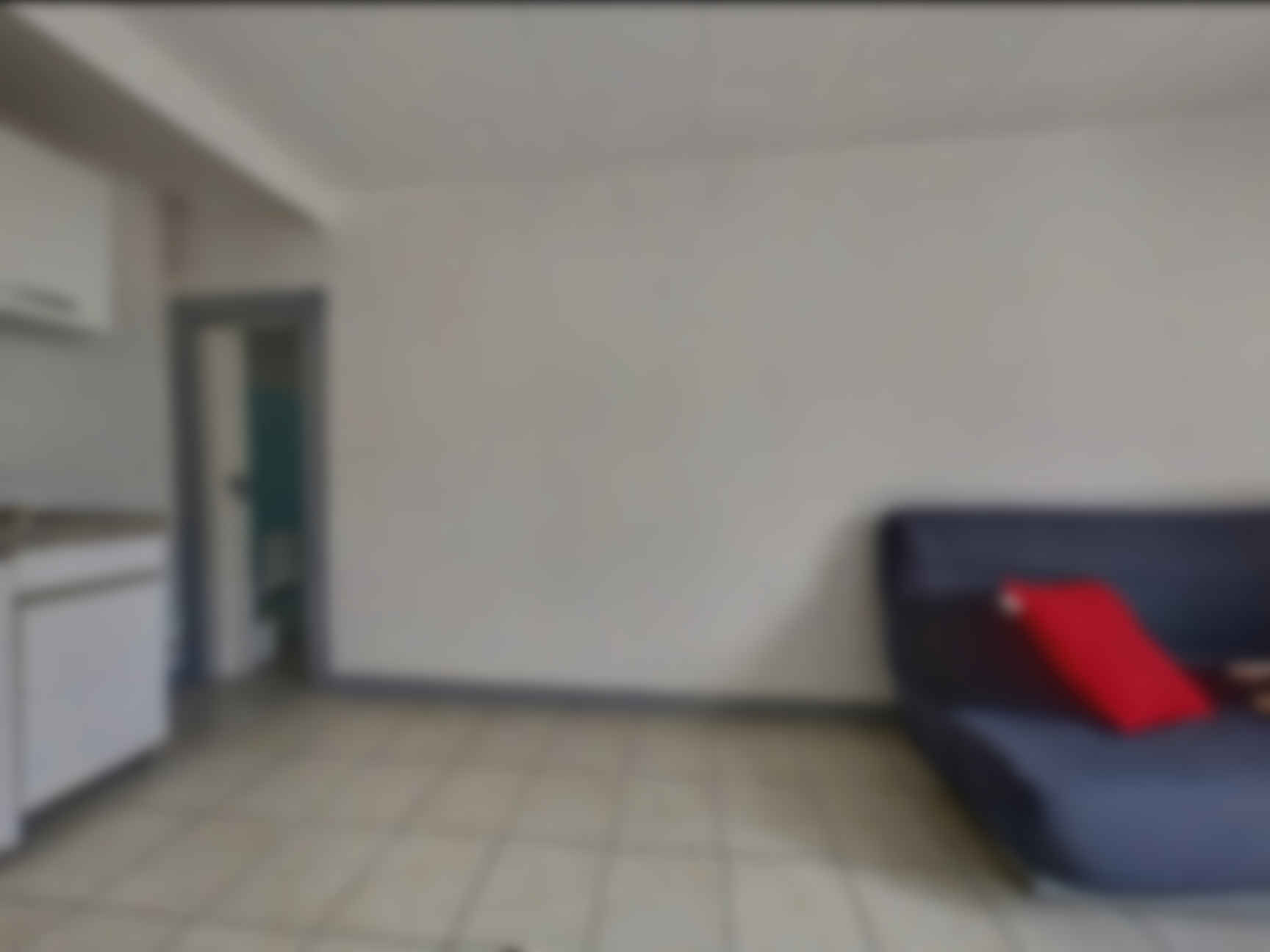 loading blurry tour image